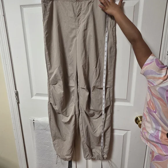 ​A New Day High-Rise Parachute Pants – Beige Talla 8 - Picture 3 of 9